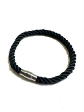 將圖片載入圖庫檢視器 Magnet bracelet
