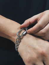 將圖片載入圖庫檢視器 Carabiner bracelet
