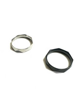 將圖片載入圖庫檢視器 Faceted ring (black)
