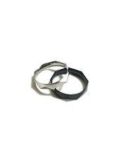 將圖片載入圖庫檢視器 Faceted ring (black)
