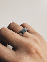 將圖片載入圖庫檢視器 Thin signet ring
