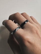 將圖片載入圖庫檢視器 Faceted ring (black)
